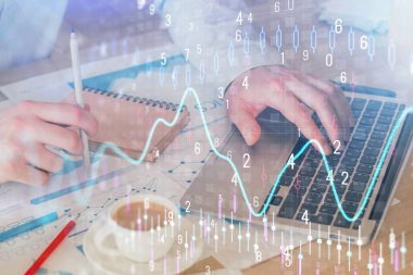 Arka planda ofiste bilgisayarda çalışan işadamı ile Forex grafiği. Sert çalışma kavramı. Çift Pozlama.