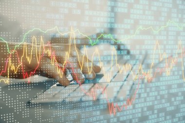 Arka planda ofiste bilgisayarda çalışan işadamı ile Forex grafiği. Sert çalışma kavramı. Closeup. Çoklu pozlama.