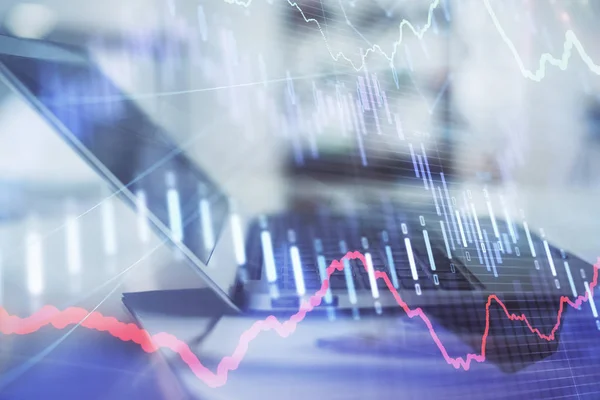 Forex grafhologram på bord med datorbakgrund. Dubbel exponering. Begreppet finansiella marknader. — Stockfoto