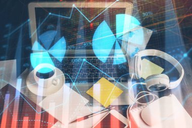 Finansal tablo çizimi ve arka planda bilgisayar olan bir tablo. Çifte maruziyet. Uluslararası pazarlar kavramı.