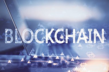 Blockchain temalı holograma ve bilgisayar arkaplanlı masaya çoklu maruz kalma. Bitcoin şifreleme para birimi kavramı.