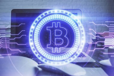 Blockchain temalı holograma ve bilgisayar arkaplanlı masaya çoklu maruz kalma. Bitcoin şifreleme para birimi kavramı.