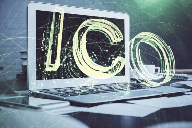 Blockchain temalı holograma ve bilgisayar arkaplanlı masaya çoklu maruz kalma. Bitcoin şifreleme para birimi kavramı.