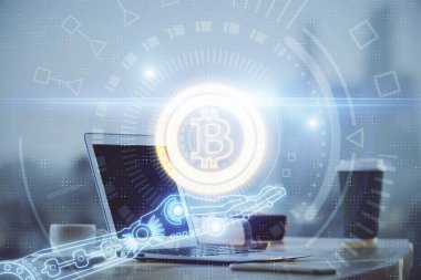 Blockchain temalı holograma ve bilgisayar arkaplanlı masaya çoklu maruz kalma. Bitcoin şifreleme para birimi kavramı.