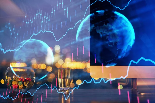 Wykres finansowy kolorowy rysunek i tabela z komputerem na tle. Podwójna ekspozycja. Pojęcie rynków międzynarodowych. — Zdjęcie stockowe