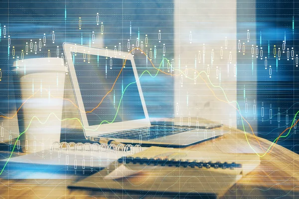 Tőzsdei grafikon a háttérben íróasztallal és személyi számítógéppel. Dupla expozíció. A pénzügyi elemzés fogalma. — Stock Fotó