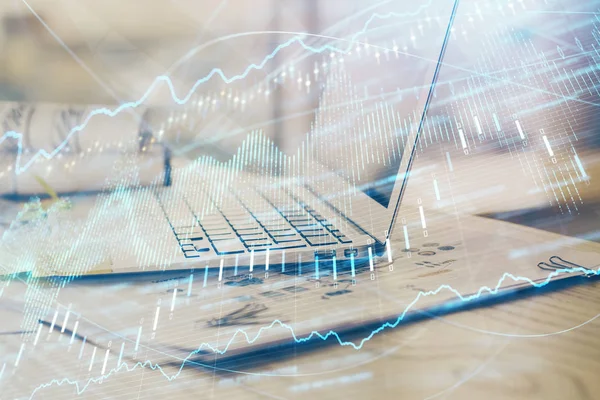 Forex piaci chart hologram és személyi számítógép háttér. Dupla expozíció. A beruházás fogalma. — Stock Fotó