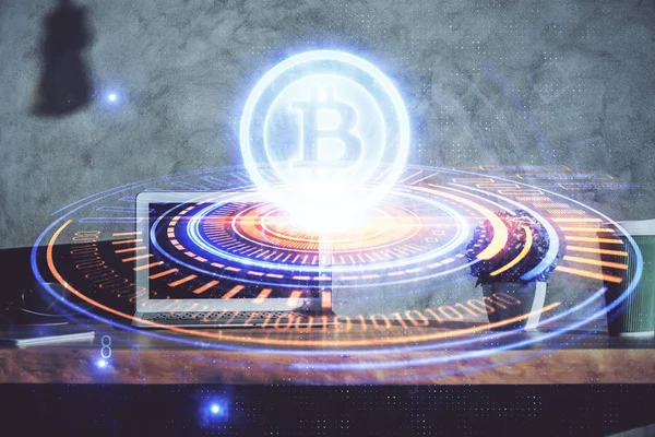 Blockchain temalı holograma ve bilgisayar arkaplanlı masaya çoklu maruz kalma. Bitcoin şifreleme para birimi kavramı.