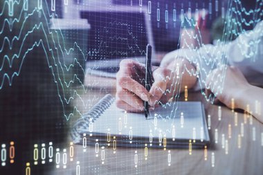 Forex tablosu WOMANS el notları arka plan alarak görüntülenir. Araştırma kavramı. Çift Pozlama