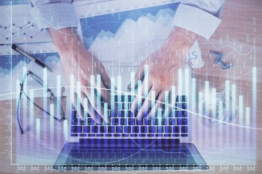 Arka planda bilgisayarda çalışan bir adamla piyasa grafiği iki katına çıktı. Mali analiz kavramı.