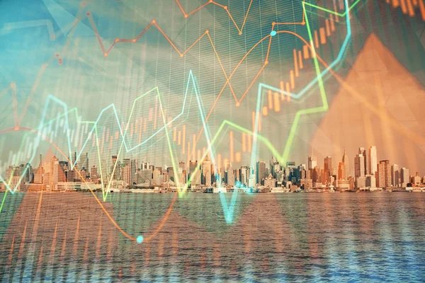 Forex grafiek over uitzicht op de stad met wolkenkrabbers achtergrond dubbele blootstelling. Begrip financiële analyse. — Stockfoto