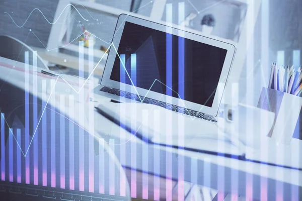Börsendiagramm im Hintergrund mit Schreibtisch und PC. Doppelbelichtung. Konzept der Finanzanalyse. — Stockfoto