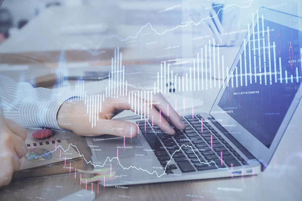 Doble exposición del gráfico del mercado de valores con el hombre trabajando en el ordenador portátil en el fondo. Concepto de análisis financiero . —  Fotos de Stock