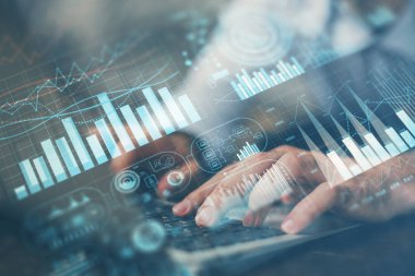 Arka planda ofiste bilgisayarda çalışan işadamı ile Forex grafiği. Sert çalışma kavramı. Çoklu pozlama.