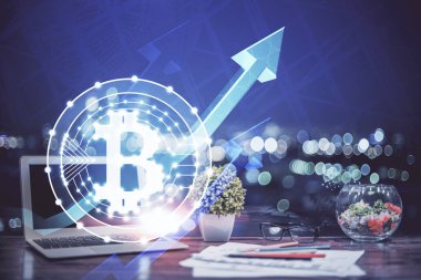 Blockchain temalı holograma ve bilgisayar arkaplanlı masaya çift pozlama. Bitcoin şifreleme para birimi kavramı.