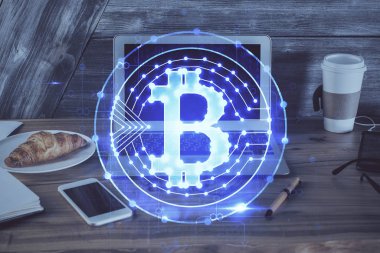 Blockchain temalı holograma ve bilgisayar arkaplanlı masaya çift pozlama. Bitcoin şifreleme para birimi kavramı.