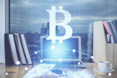 Blockchain temalı holograma ve bilgisayar arkaplanlı masaya çift pozlama. Bitcoin şifreleme para birimi kavramı.