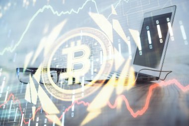 Blockchain temalı holograma ve bilgisayar arkaplanlı masaya çoklu maruz kalma. Bitcoin şifreleme para birimi kavramı.