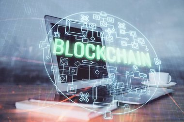 Blockchain temalı holograma ve bilgisayar arkaplanlı masaya çoklu maruz kalma. Bitcoin şifreleme para birimi kavramı.