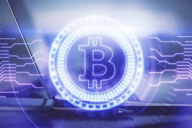 Blockchain temalı holograma ve bilgisayar arkaplanlı masaya çoklu maruz kalma. Bitcoin şifreleme para birimi kavramı.
