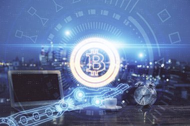 Blockchain temalı holograma ve bilgisayar arkaplanlı masaya çoklu maruz kalma. Bitcoin şifreleme para birimi kavramı.