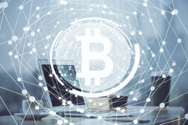 Blockchain temalı holograma ve bilgisayar arkaplanlı masaya çoklu maruz kalma. Bitcoin şifreleme para birimi kavramı.