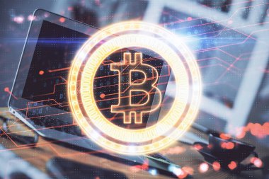 Blockchain temalı holograma ve bilgisayar arkaplanlı masaya çoklu maruz kalma. Bitcoin şifreleme para birimi kavramı.