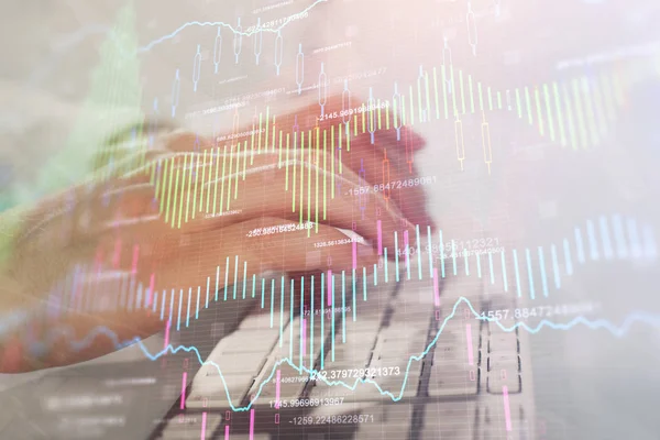 Doppelbelichtung des Diagramms mit einem Mann, der auf dem Computer im Büro im Hintergrund tippt. Konzept der harten Arbeit. Nahaufnahme. — Stockfoto