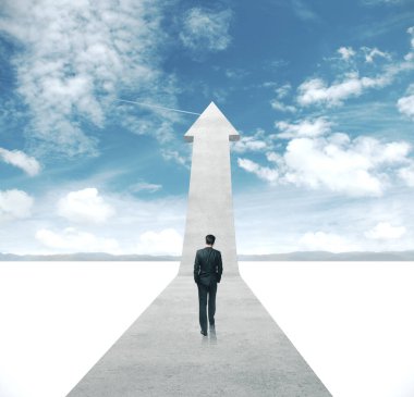 Takım elbiseli işadamı gri okun üzerinde yürüyor