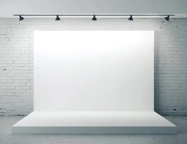 白いレンガの部屋とともに空白のポスター — ストック写真