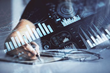 Forex grafik hologramı ile not lar yapan kadın ellerinin çoklu pozlaması. Teknik analiz kavramı.