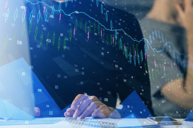 Arka planda ofiste bilgisayarda işadamı yazarak Forex grafiği. Analiz kavramı. Çift Pozlama.
