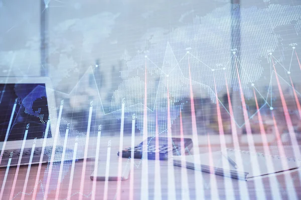 Hologramm des Devisendiagramms auf dem Tisch mit Computerhintergrund. Mehrfachbelichtung. Konzept der Finanzmärkte. — Stockfoto