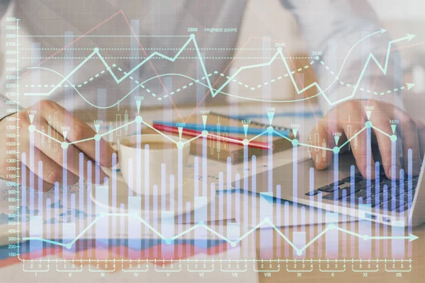 Forex-Graph mit Geschäftsmann, der am Computer im Büro im Hintergrund arbeitet. Konzept der Fleißarbeit. Doppelbelastung. — Stockfoto