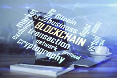 Blockchain temalı holograma ve bilgisayar arkaplanlı masaya çoklu maruz kalma. Bitcoin şifreleme para birimi kavramı.