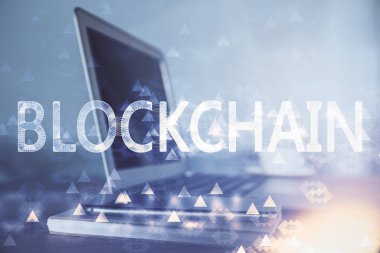 Blockchain temalı holograma ve bilgisayar arkaplanlı masaya çoklu maruz kalma. Bitcoin şifreleme para birimi kavramı.