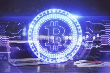 Blockchain temalı holograma ve bilgisayar arkaplanlı masaya çoklu maruz kalma. Bitcoin şifreleme para birimi kavramı.