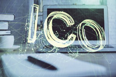 Blockchain temalı holograma ve bilgisayar arkaplanlı masaya çoklu maruz kalma. Bitcoin şifreleme para birimi kavramı.