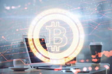 Blockchain temalı holograma ve bilgisayar arkaplanlı masaya çoklu maruz kalma. Bitcoin şifreleme para birimi kavramı.