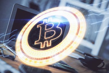 Blockchain temalı holograma ve bilgisayar arkaplanlı masaya çoklu maruz kalma. Bitcoin şifreleme para birimi kavramı.