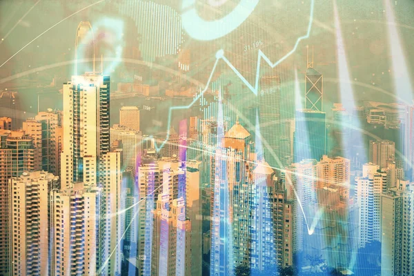 Gráfico de divisas en paisaje urbano con rascacielos fondo de pantalla doble exposición. Concepto de investigación financiera . — Foto de Stock