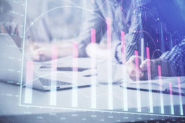 Arka planda bilgisayarda çalışan bir adamla birlikte çok sayıda formasyona maruz kaldık. Pazar analizi kavramı.