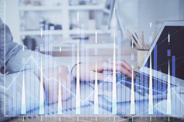 Arka planda bilgisayar üzerinde çalışan adam ile borsa grafiği çoklu pozlama. Finansal analiz kavramı.