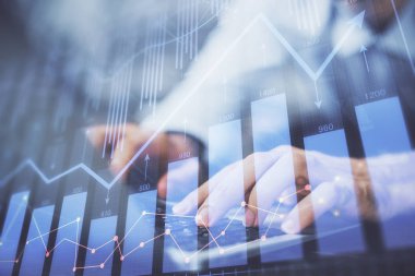 Arka planda ofiste bilgisayarda işadamı yazarak Forex grafiği. Analiz kavramı. Çift Pozlama.