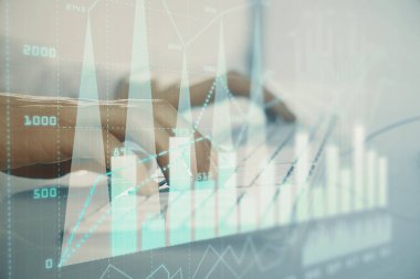 Arka planda ofiste bilgisayarda çalışan işadamı ile Forex grafiği. Sert çalışma kavramı. Closeup. Çoklu pozlama.