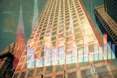 Yüksek binaların arka planında çoklu pozlama olan eski şehir haritası. Finansal araştırma kavramı.