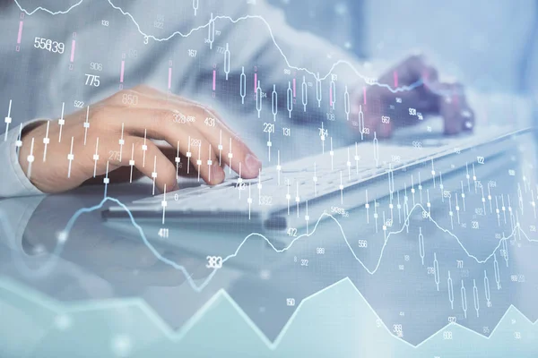 Doppelbelichtung des Diagramms mit einem Mann, der auf dem Computer im Büro im Hintergrund tippt. Konzept der harten Arbeit. Nahaufnahme. — Stockfoto