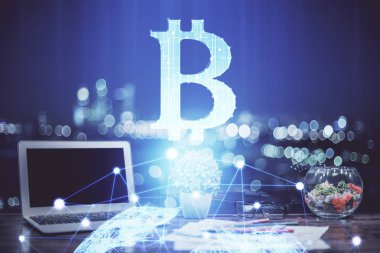 Blockchain temalı holograma ve bilgisayar arkaplanlı masaya çift pozlama. Bitcoin şifreleme para birimi kavramı.