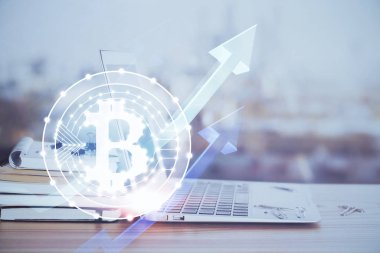 Blockchain temalı holograma ve bilgisayar arkaplanlı masaya çift pozlama. Bitcoin şifreleme para birimi kavramı.