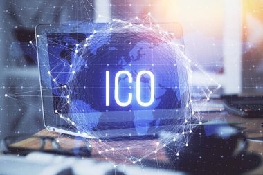 Blockchain temalı holograma ve bilgisayar arkaplanlı masaya çoklu maruz kalma. Bitcoin şifreleme para birimi kavramı.